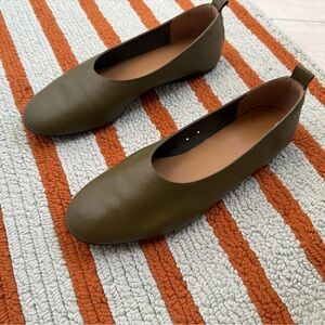 Everlane The Italian Leather Day Glove Flats in Birch Green 9.5 Women's Career